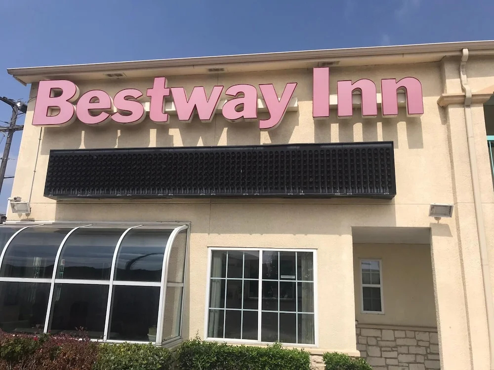 photo 1 of Bestway Inn Dallas