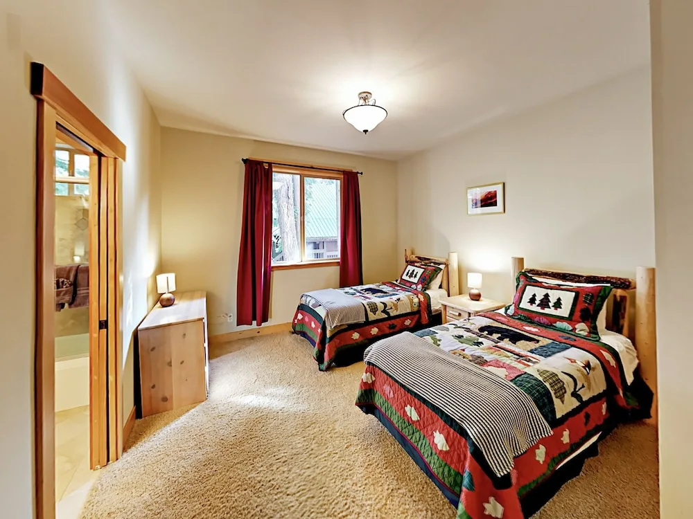 photo 1 of Big 5br W/ 2 Sunny Decks + Rec Center Access 5 Bedroom Home