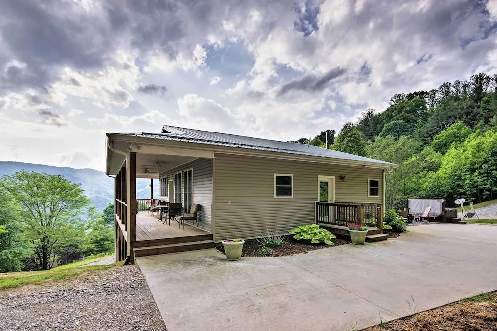photo 1 of Blue Ridge Mountain Rental w/ Hot Tub & Gas Grill!