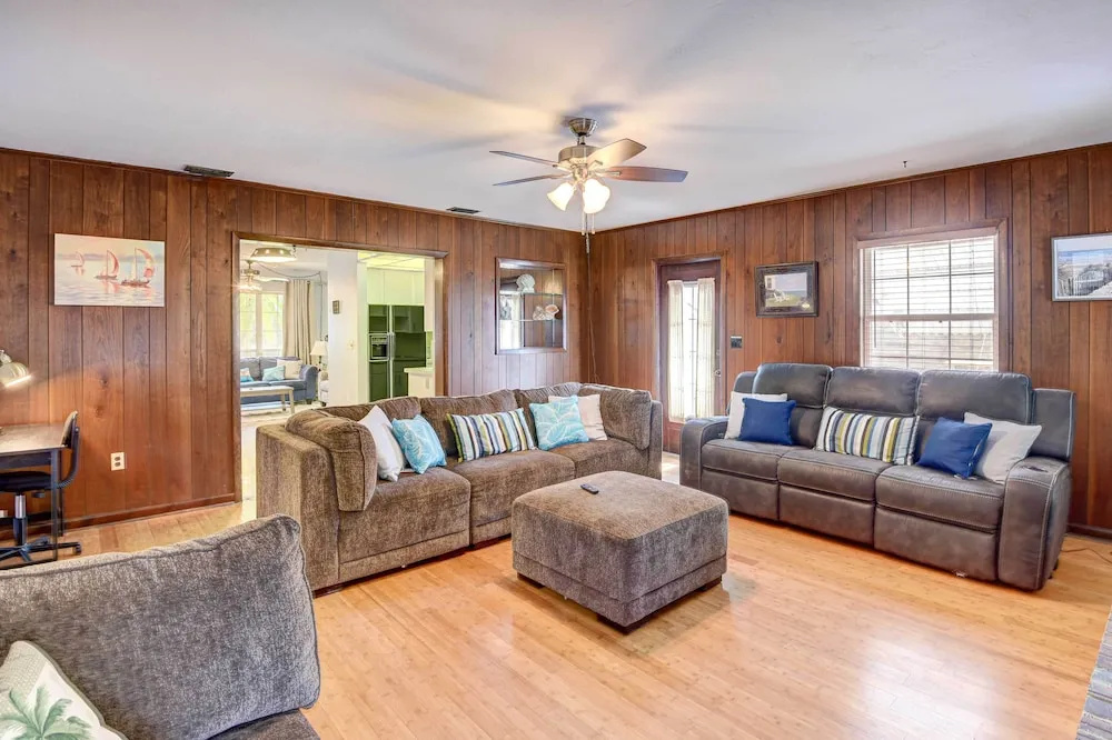 photo 1 of 12 Mi to Beach: Cottage w/ Pool in Bradenton