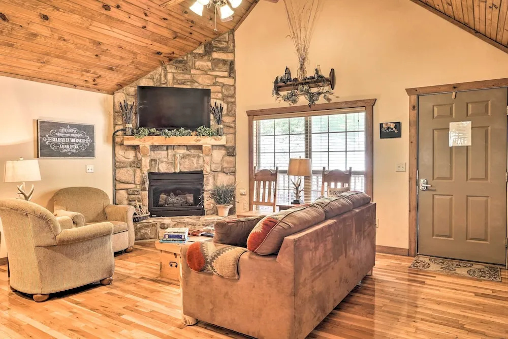 photo 1 of Screened Deck: Cozy Branson West Cabin!