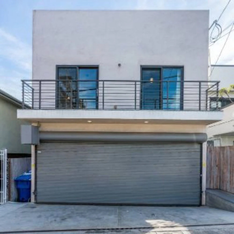 photo 1 of Breakwater by Avantstay Venice Bungalow w/ Rooftop Patio Close to Beach!