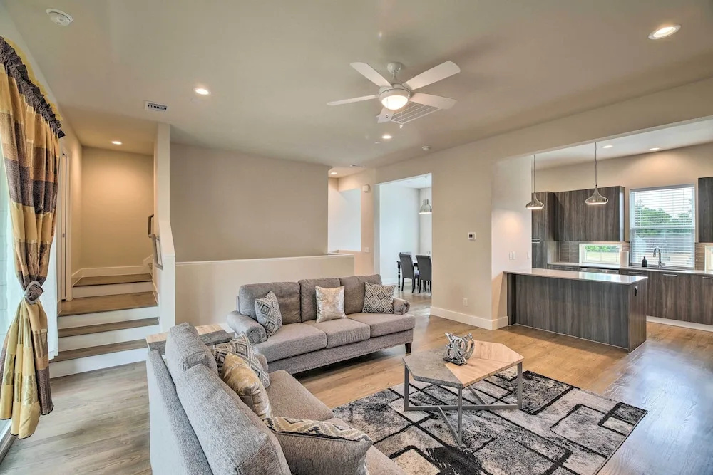 photo 1 of Bright & Spacious Houston Townhome: Near Dtwn