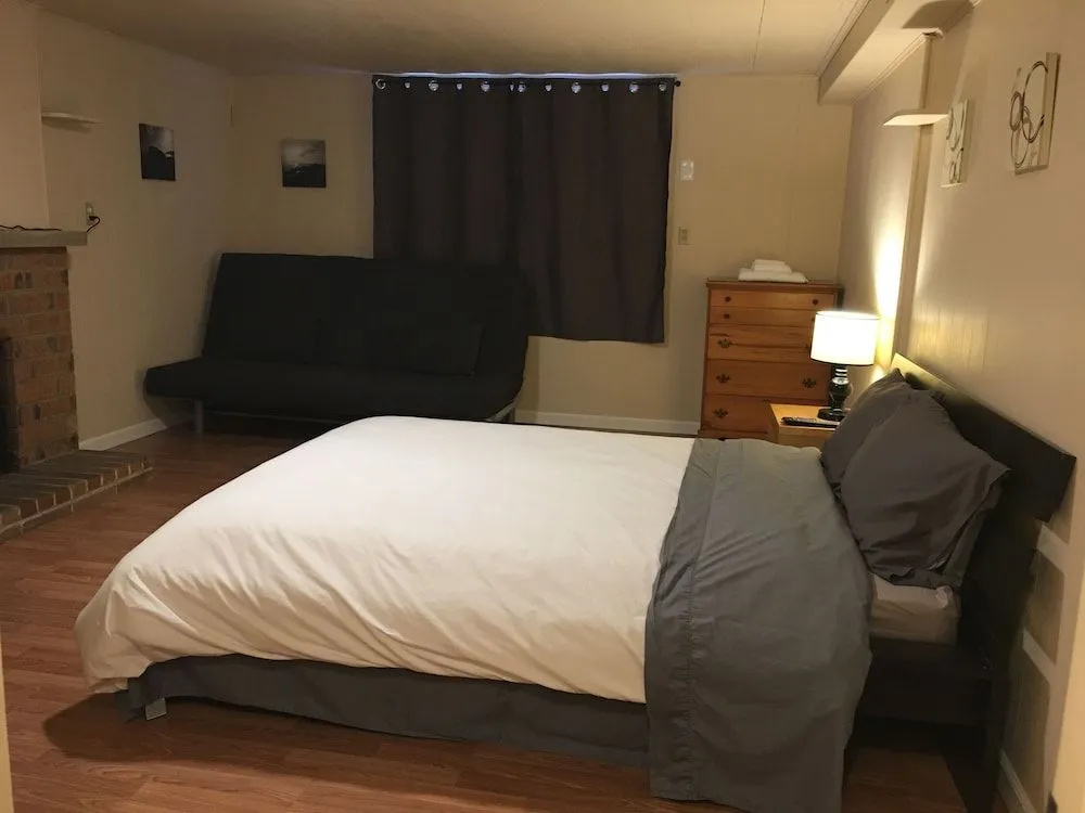 photo 1 of Brighton Retreat (Walk to Metro)