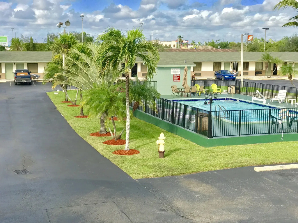 photo 1 of Budget Host Inn