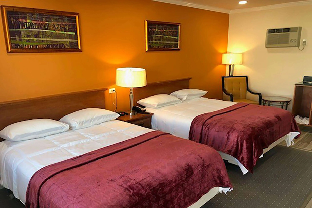 photo 1 of Howard Johnson by Wyndham Ridgecrest, CA