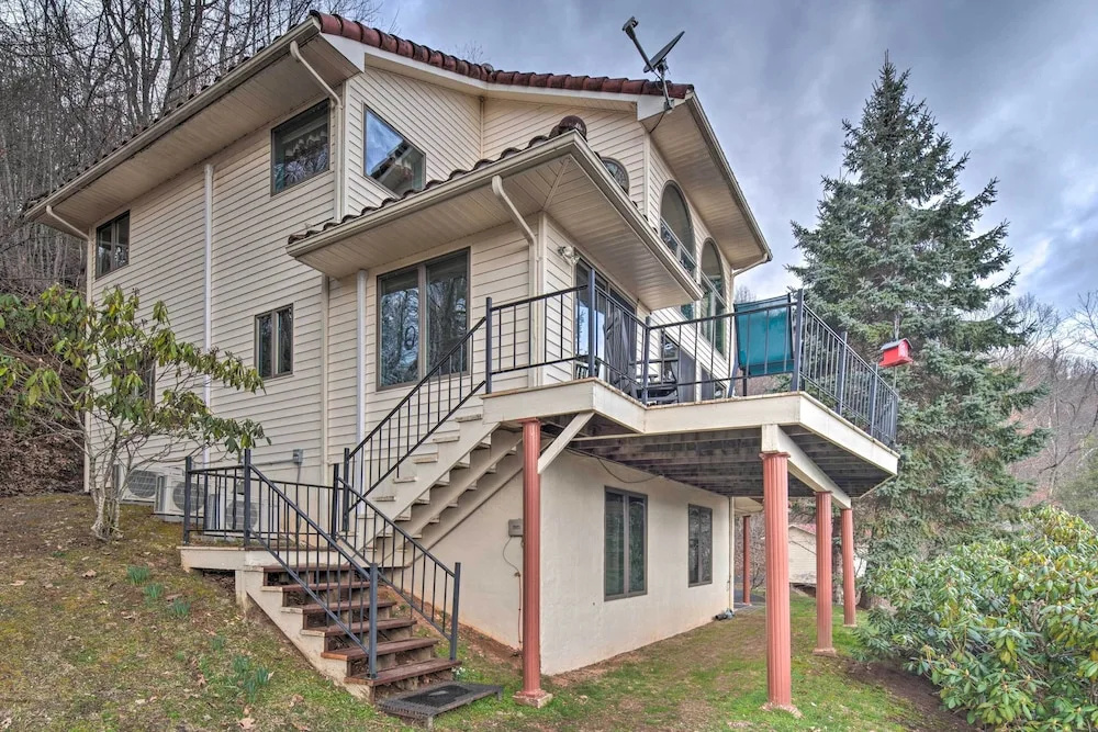 photo 1 of Burnsville Home w/ Deck & Panoramic Mountain Views