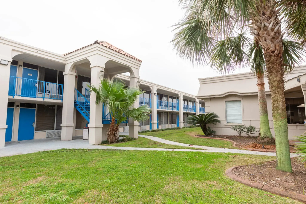 photo 1 of OYO Hotel Baton Rouge - Mead Rd