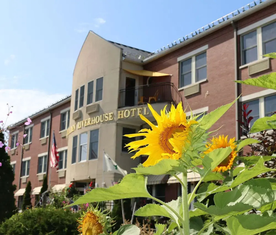 photo 1 of Camden Riverhouse Hotel