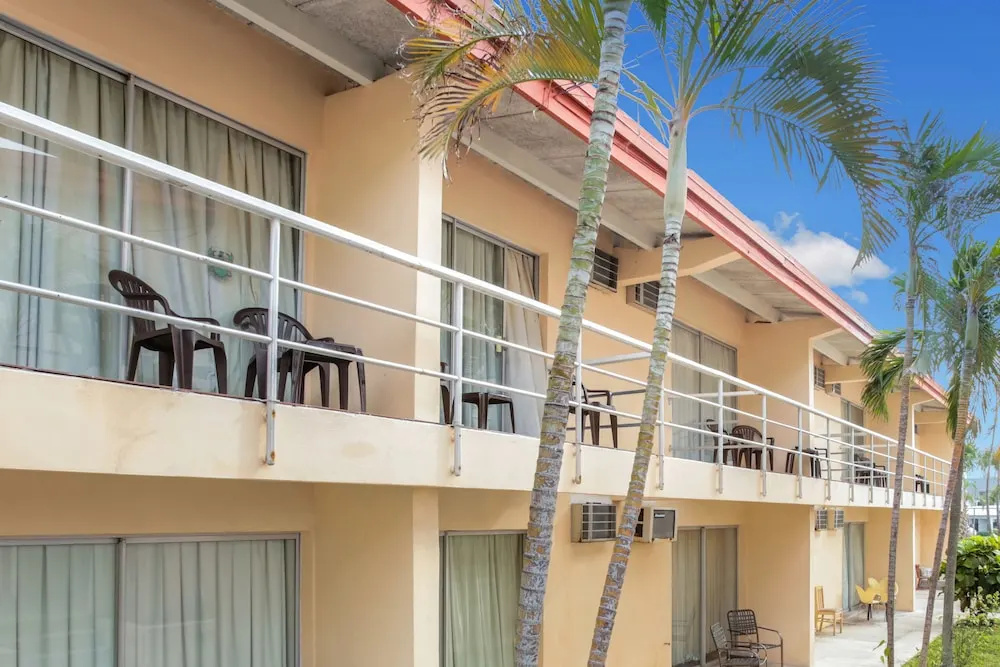 photo 1 of Camelot Waterfront Inn