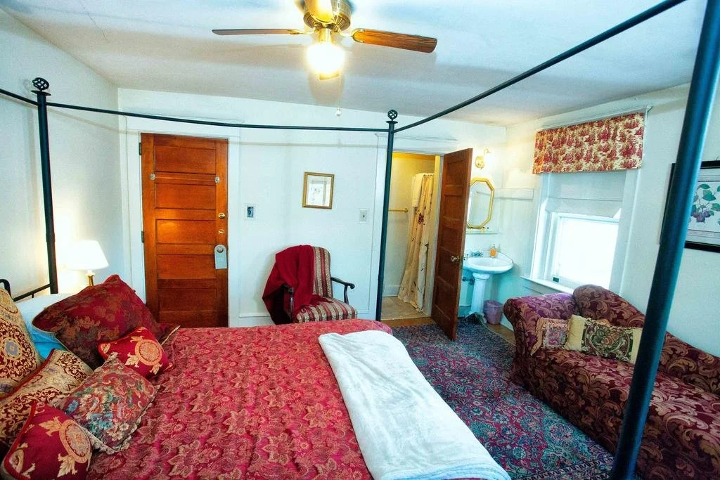 photo 1 of Candlelight Inn Bed & Breakfast