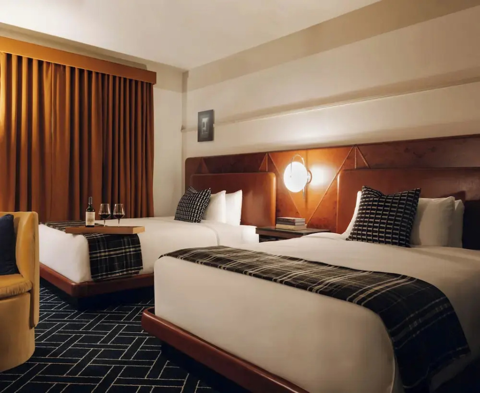 photo 1 of Caravan Court Hotel