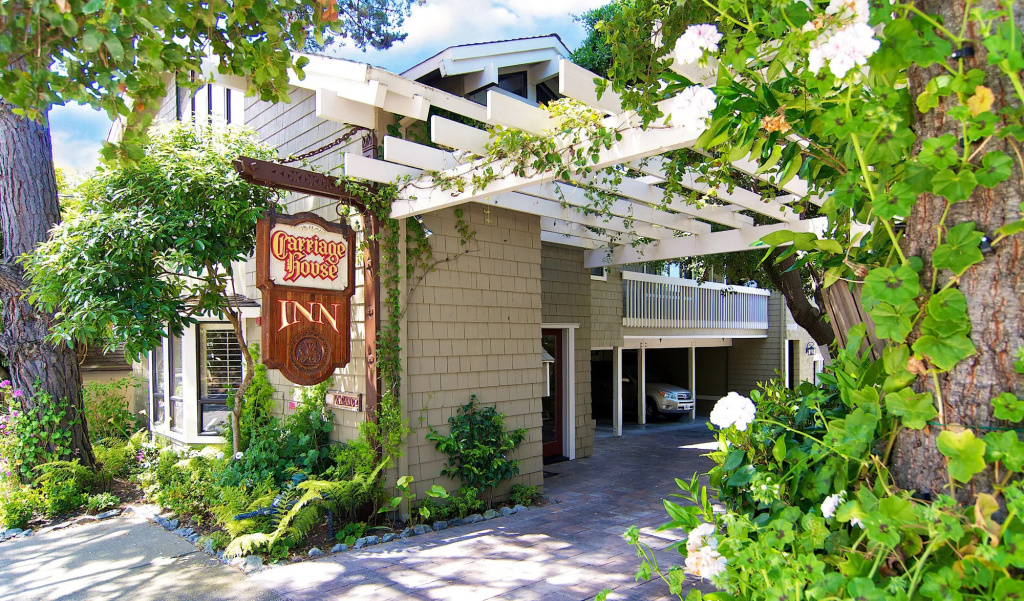 photo 1 of Carriage House Inn