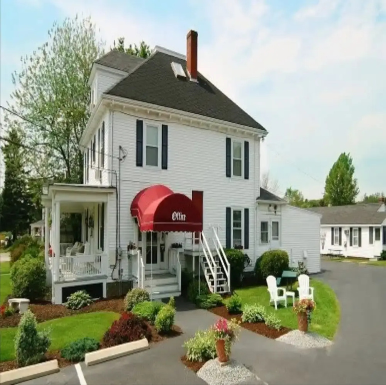 photo 1 of Carriage House Motel Cottages & Suites