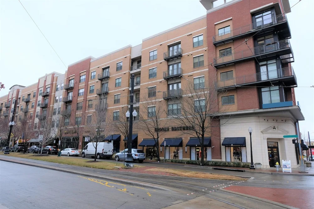 photo 1 of 1 BR Uptown Apt close to shopping by Frontdesk