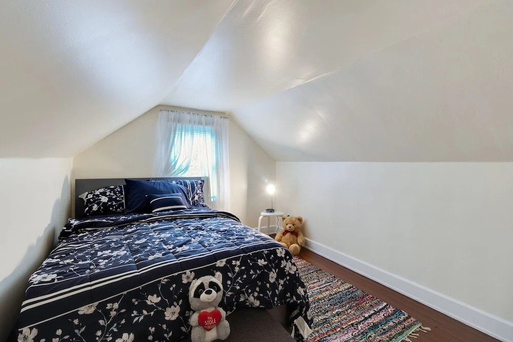 photo 1 of Centrally Located Apt Near Uc, Hospital And Zoo! 1 Bedroom Apts by Redawning