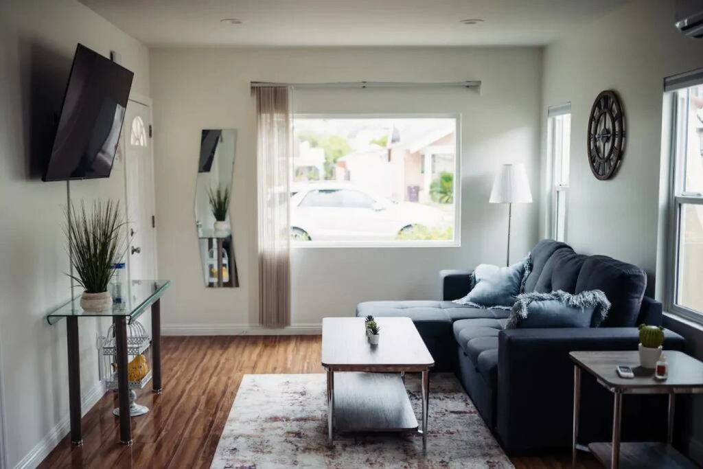photo 1 of CHARMING 2-BEDROOM BUNGALOW HOME IN GLENDALE  (p4)
