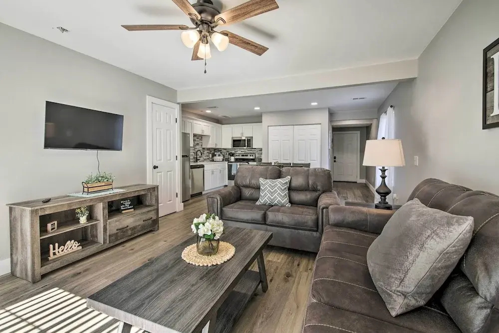 photo 1 of Chic Townhome ~ 6 Mi to Talking Rocks Cavern!