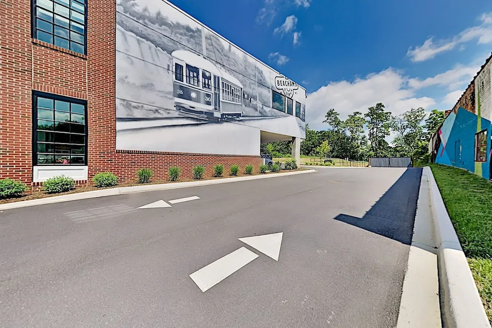 photo 1 of Chic : Walk To Dining, Shops, Entertainment 1 Bedroom Condo
