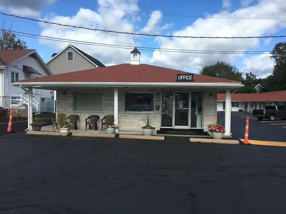 photo 1 of Chisholms Motor Inn