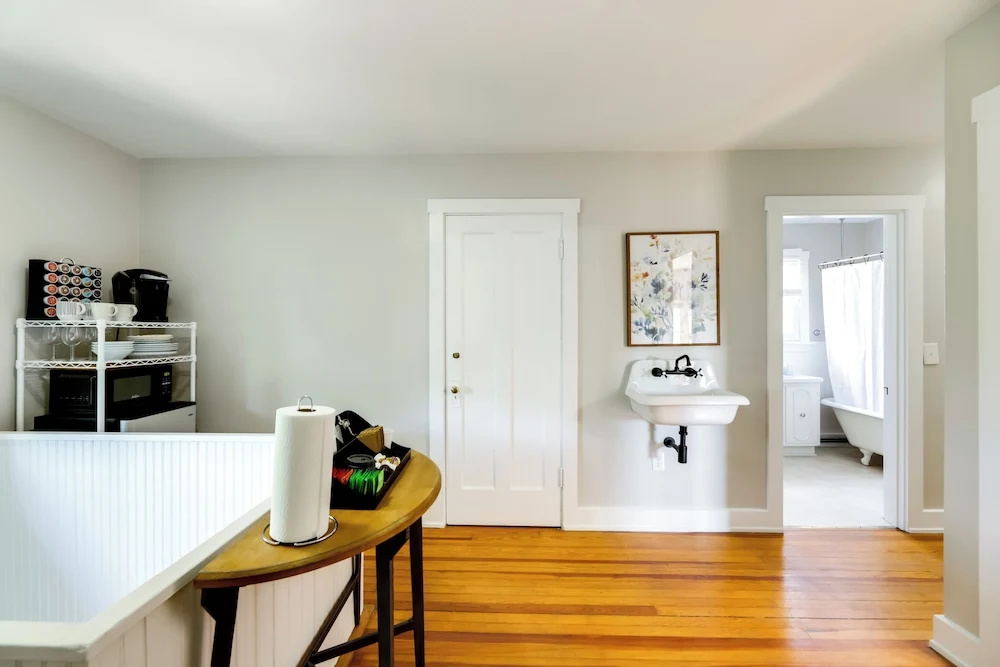 photo 1 of Cincinnati Apartment: 1 Mi to Hyde Park Square!