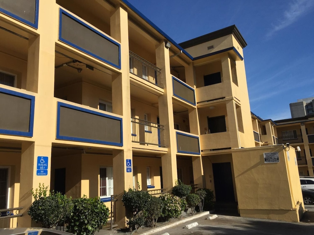 photo 1 of Civic Center Inn