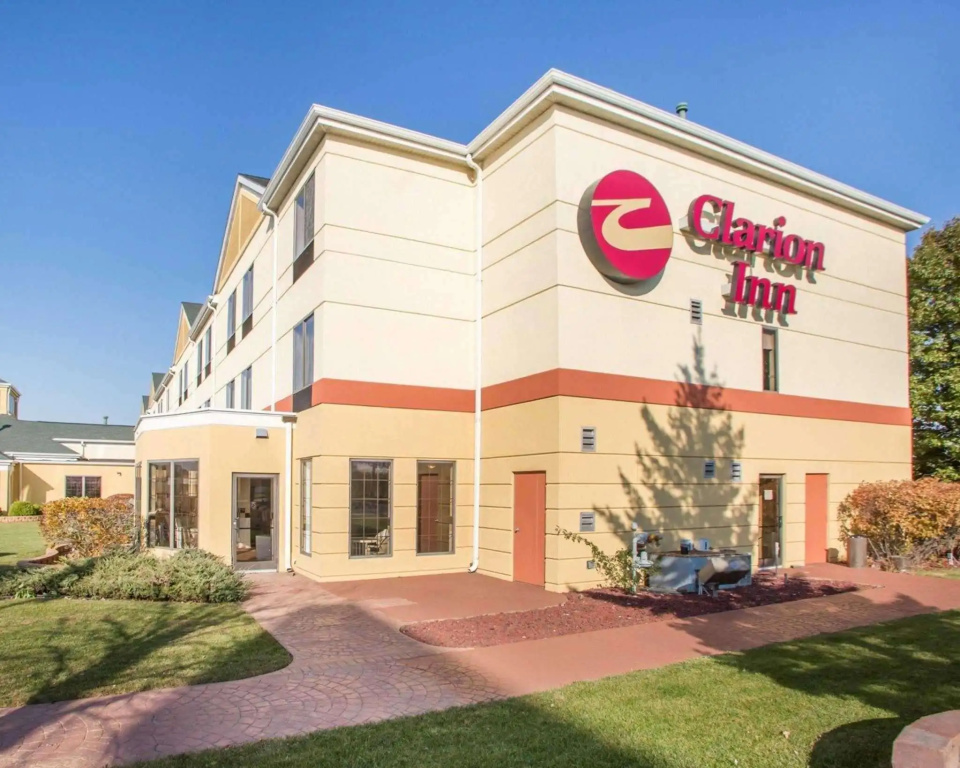 photo 1 of La Quinta Inn & Suites by Wyndham South Holland