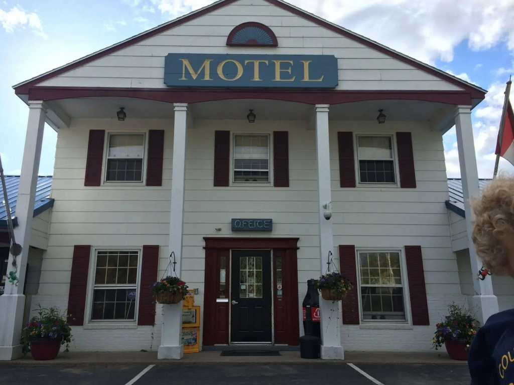 photo 1 of Colonial Valley Motel