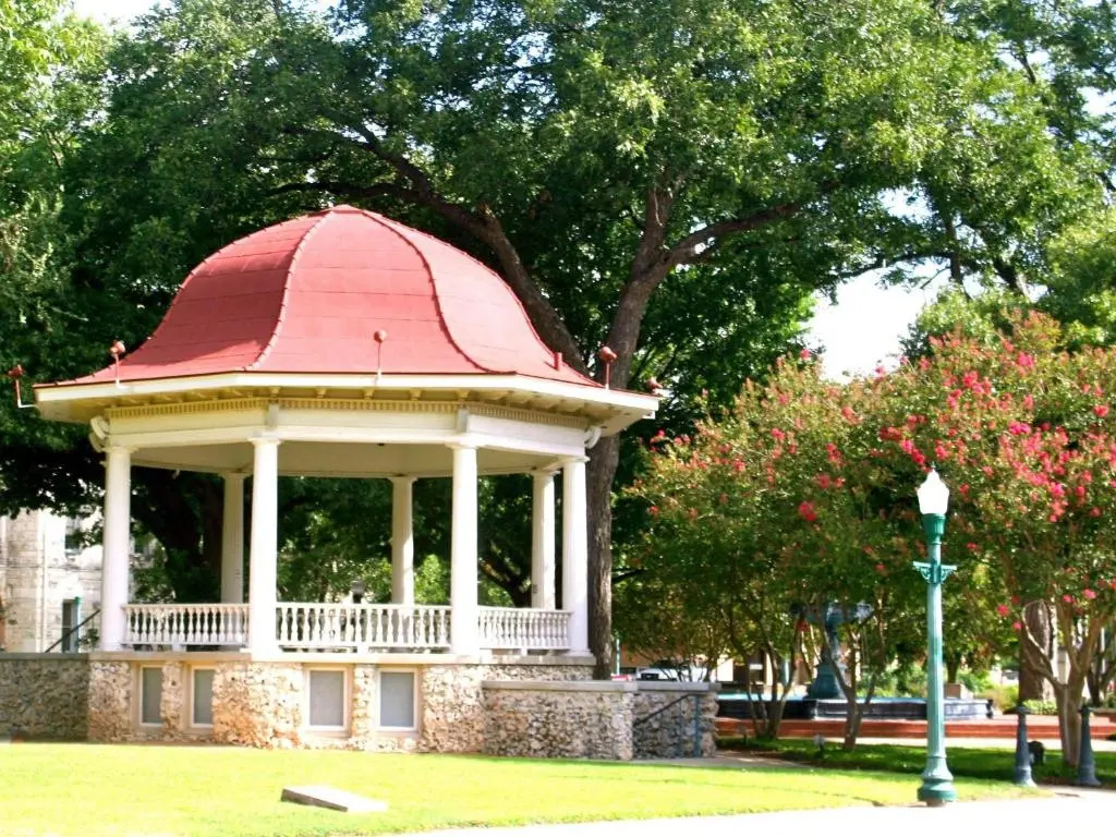 photo 1 of Comal Inn