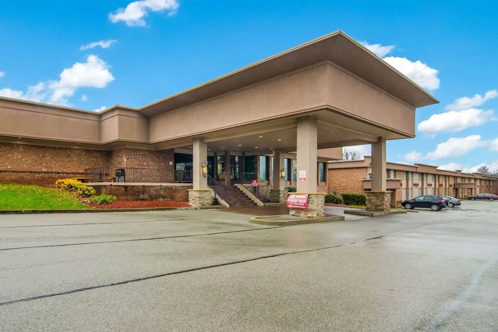 photo 1 of Comfort Inn & Suites Pittsburgh Fox Chapel