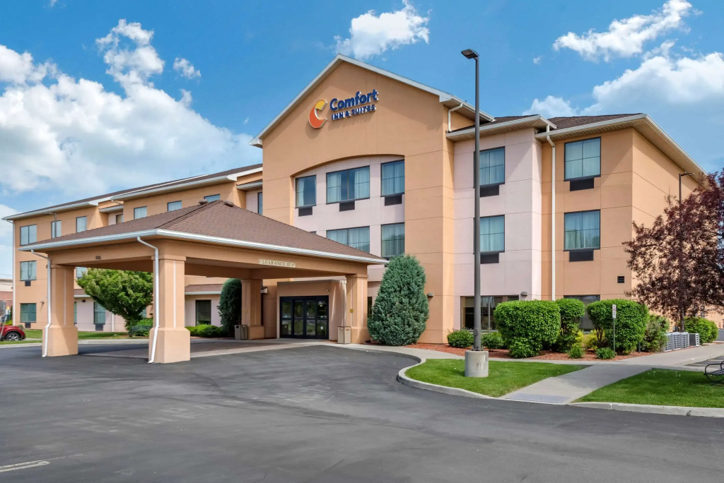 photo 1 of Comfort Inn & Suites Farmington - Victor
