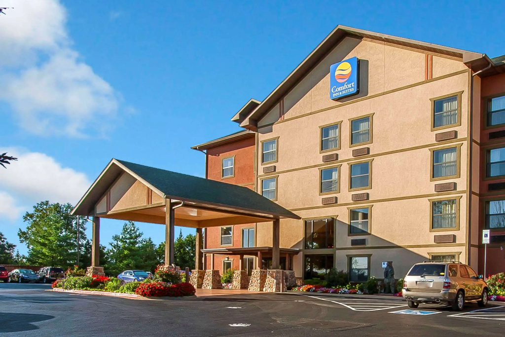 photo 1 of Comfort Inn & Suites Branson Meadows