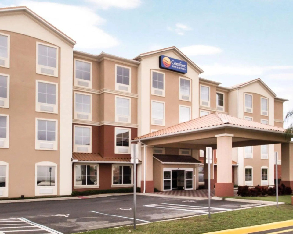photo 1 of Comfort Inn and Suites Maingate South Davenport