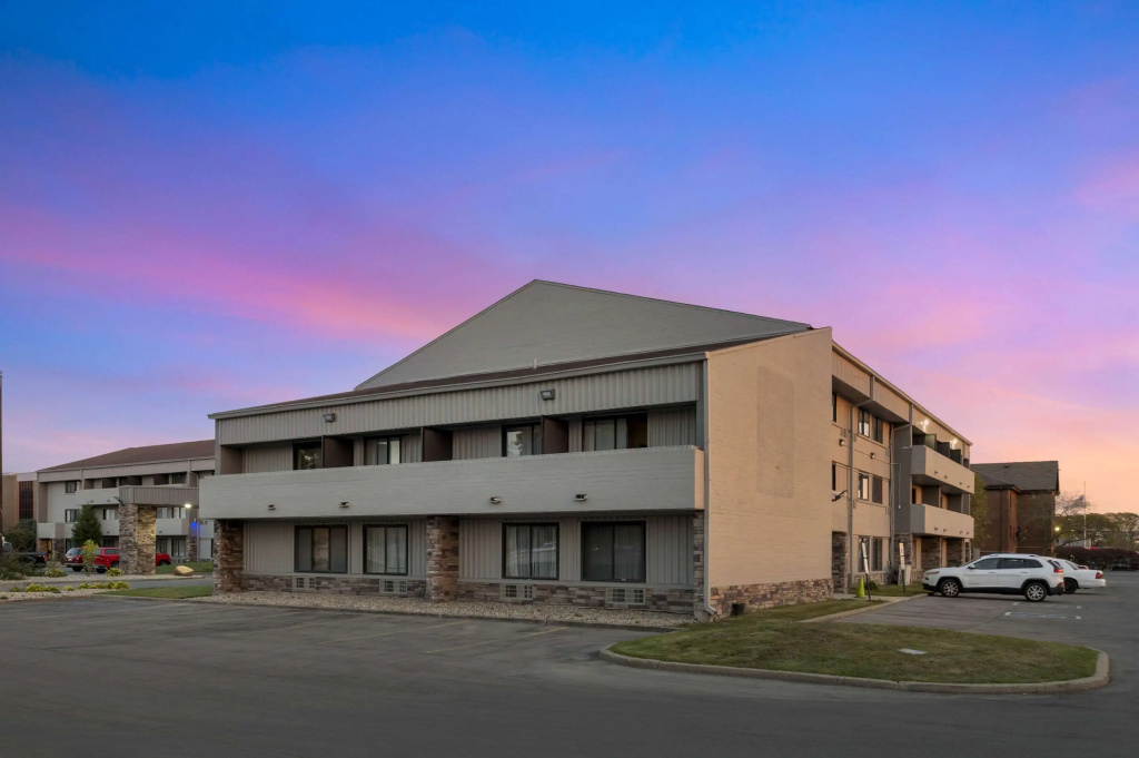 photo 1 of Comfort Inn & Suites Indianapolis Northwest - College Park