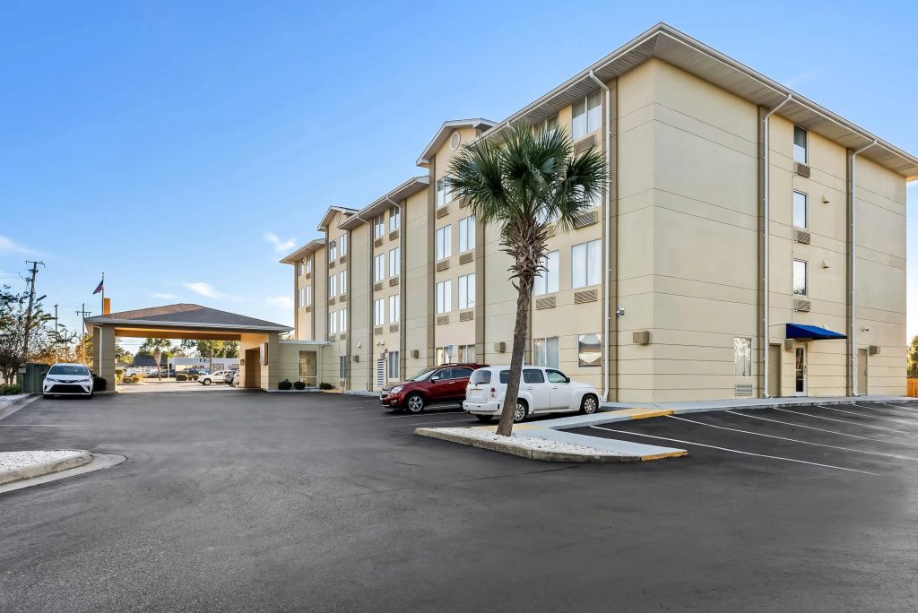 photo 1 of Comfort Inn & Suites