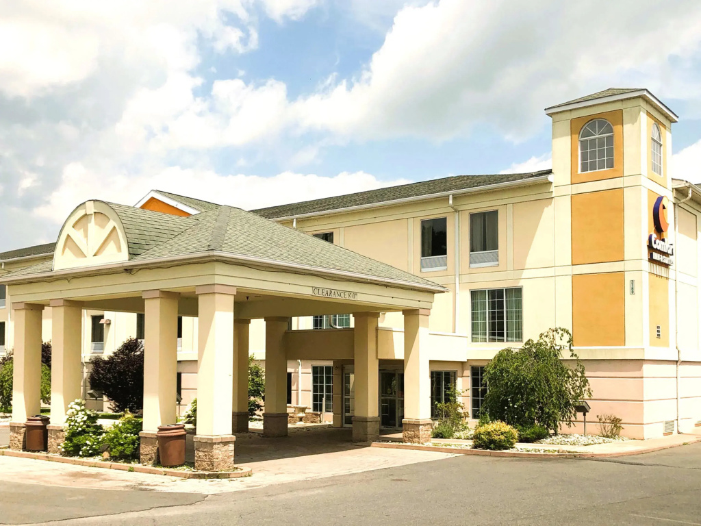 photo 1 of Comfort Inn & Suites Mount Pocono