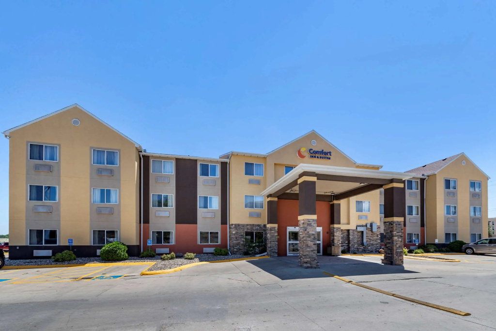 photo 1 of Comfort Inn & Suites Waterloo - Cedar Falls