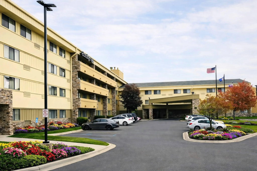 photo 1 of Comfort Inn  Farmington Hills - Detroit Northwest