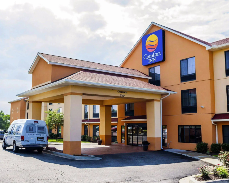 photo 1 of Comfort Inn Kansas City / Airport