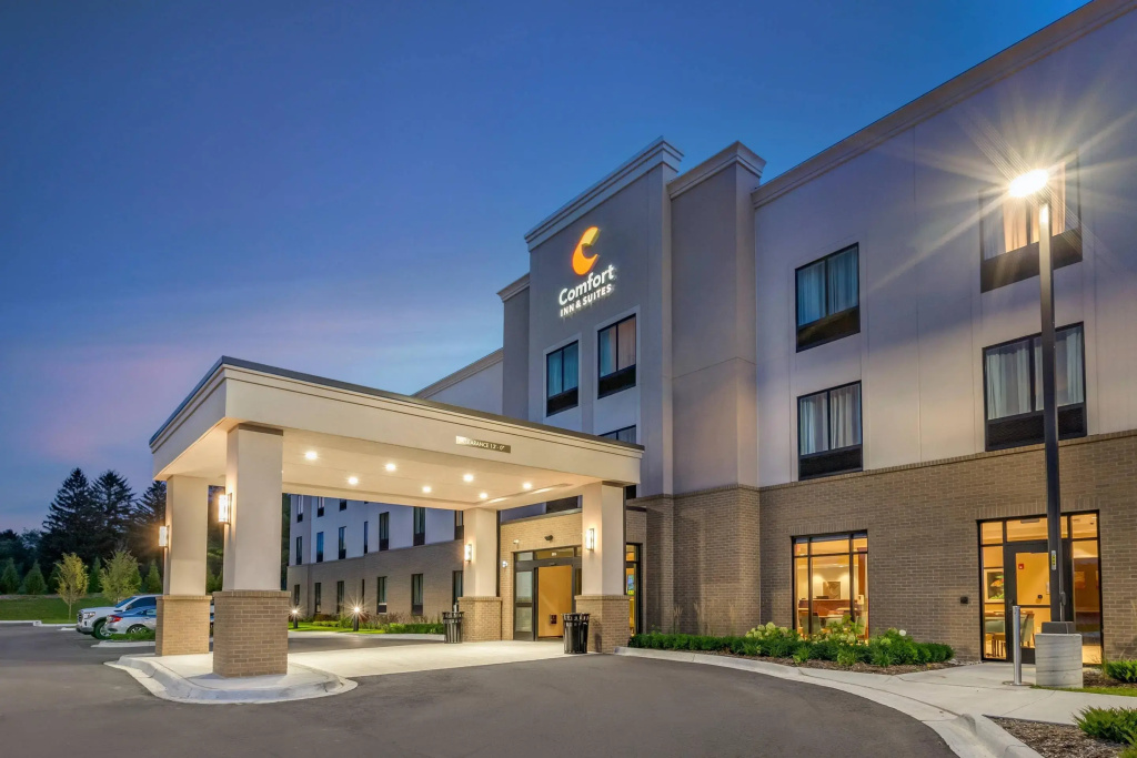 photo 1 of Comfort Inn & Suites Clarkston Pine Knob Area