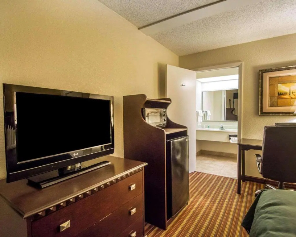 photo 1 of Quality Inn & Suites At Tropicana Field