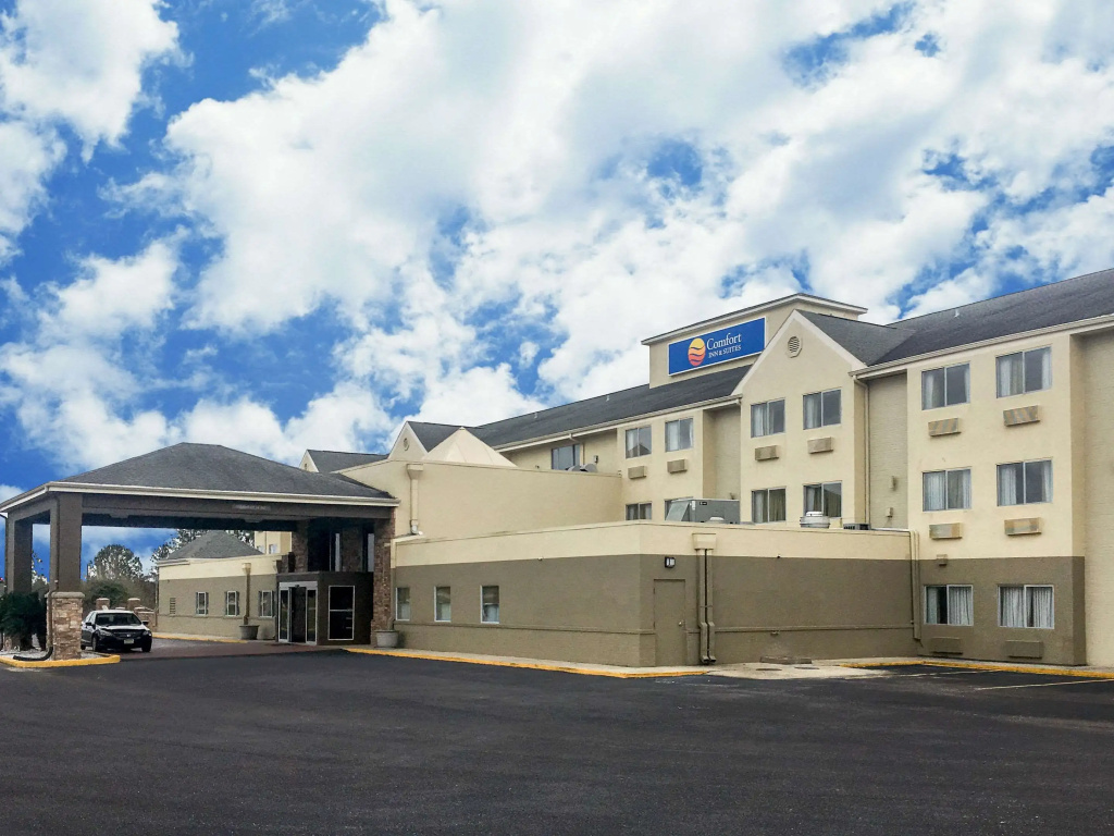 photo 1 of Comfort Inn & Suites Crystal Inn Sportsplex