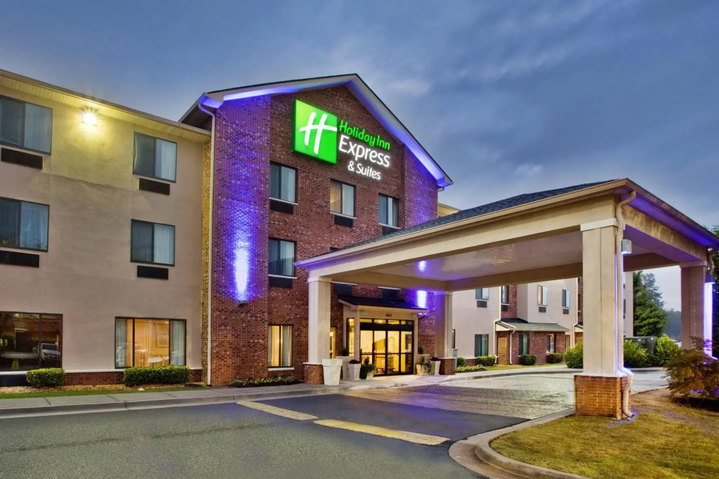 photo 1 of Comfort Inn & Suites Near Lake Lanier