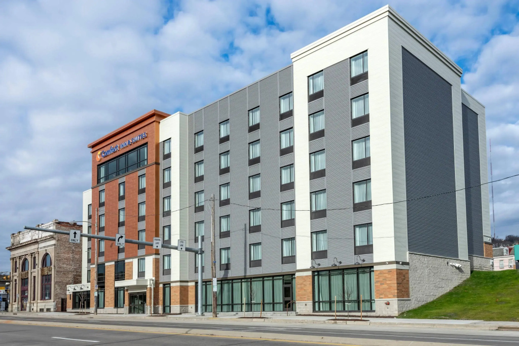 photo 1 of Comfort Inn & Suites Pittsburgh-Northshore