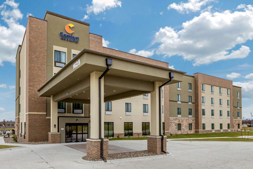 photo 1 of Comfort Inn & Suites West Des Moines