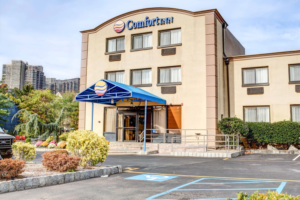 photo 1 of Comfort Inn Edgewater on Hudson River