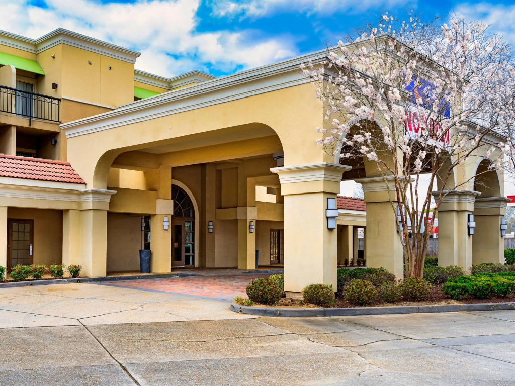 photo 1 of Comfort Suites, Baton Rouge
