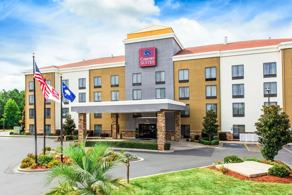 photo 1 of Comfort Suites Clinton near Presbyterian College
