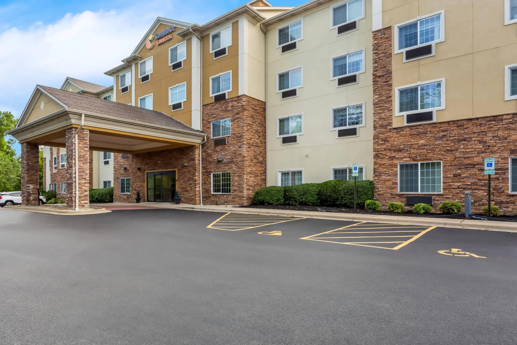 photo 1 of Comfort Suites Grayslake near Libertyville North
