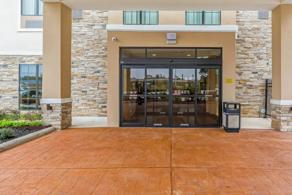 photo 1 of Comfort Suites Houston I-45 North